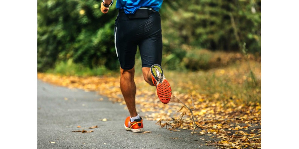Bėgiojimas ant sportinio takelio ar lauke? Svarbiausi skirtumai